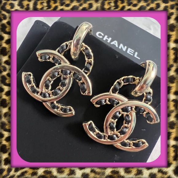 👑✅PRICE FIRM✅ Beautiful CHANEL Gold tone earrings with black faux leather detail - Picture 1 of 14